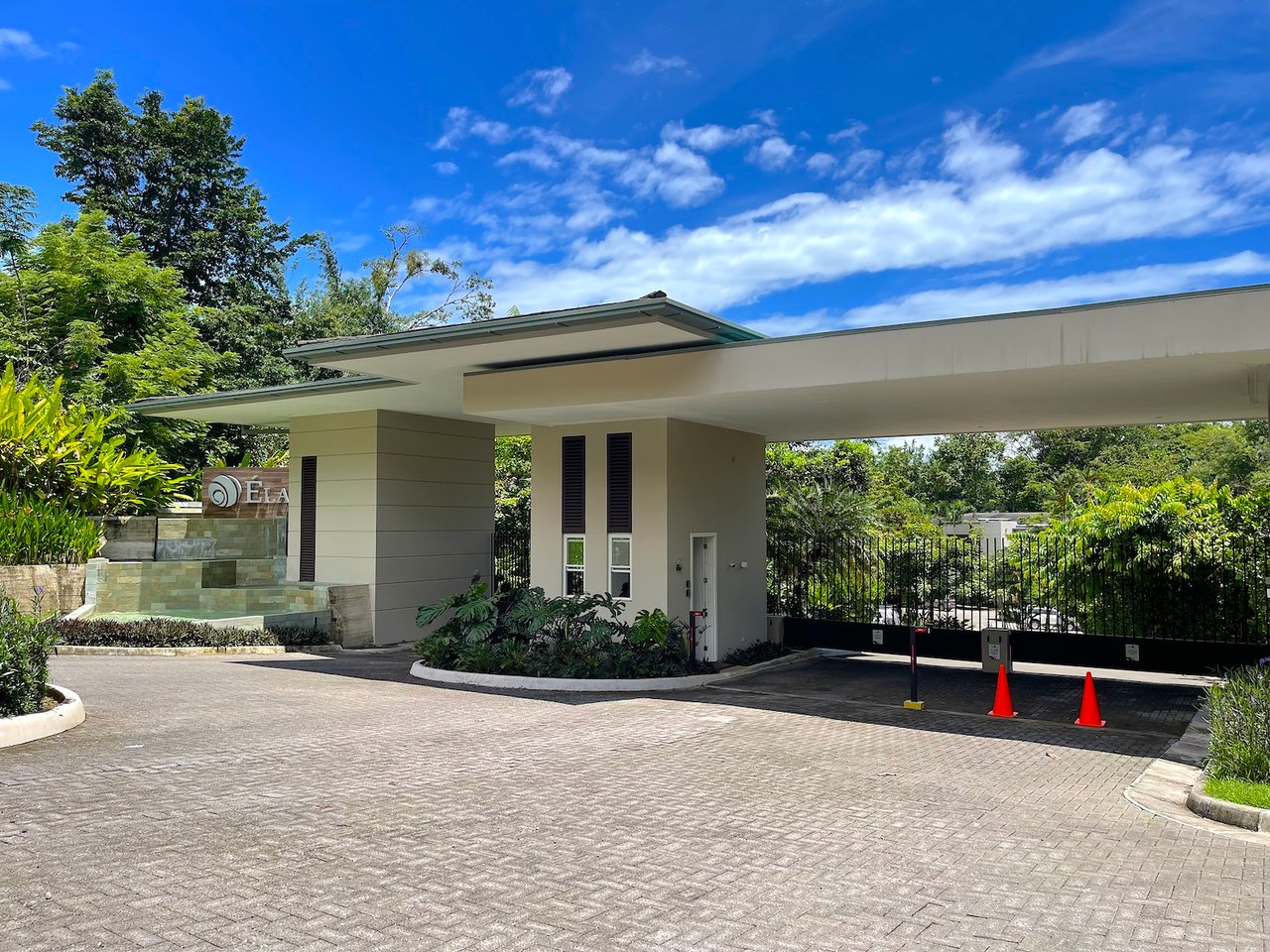 ELAN GROUND FLOOR 2 BEDROOM CONDO WITH BEACH ACCESS. UNIT 4E