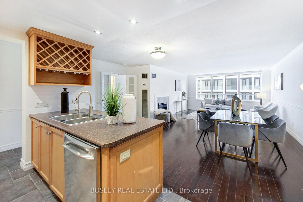 633 Bay St 2005