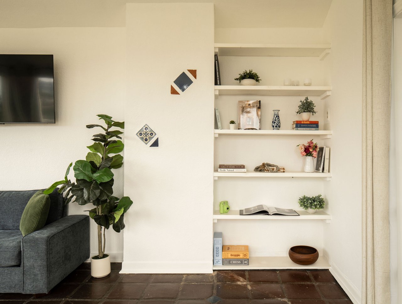 3346 N Knoll Dr, Hollywood Hills