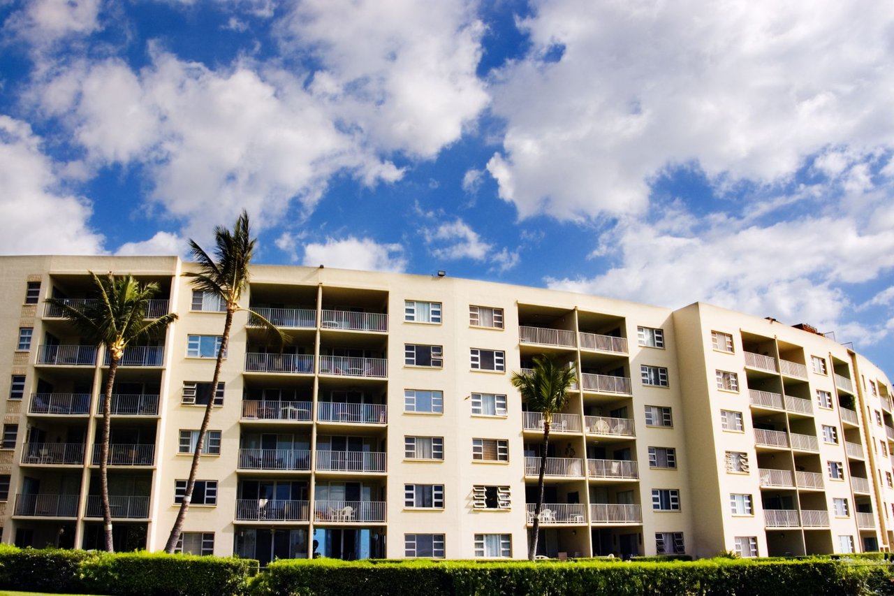 Low-rise beachfront condo complex on Maui, the apartment-zoned type of building affected by Bill 9 short-term rental rules