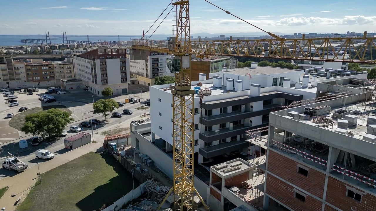 Modern 3-Bedroom Apartment in Camarate, Loures