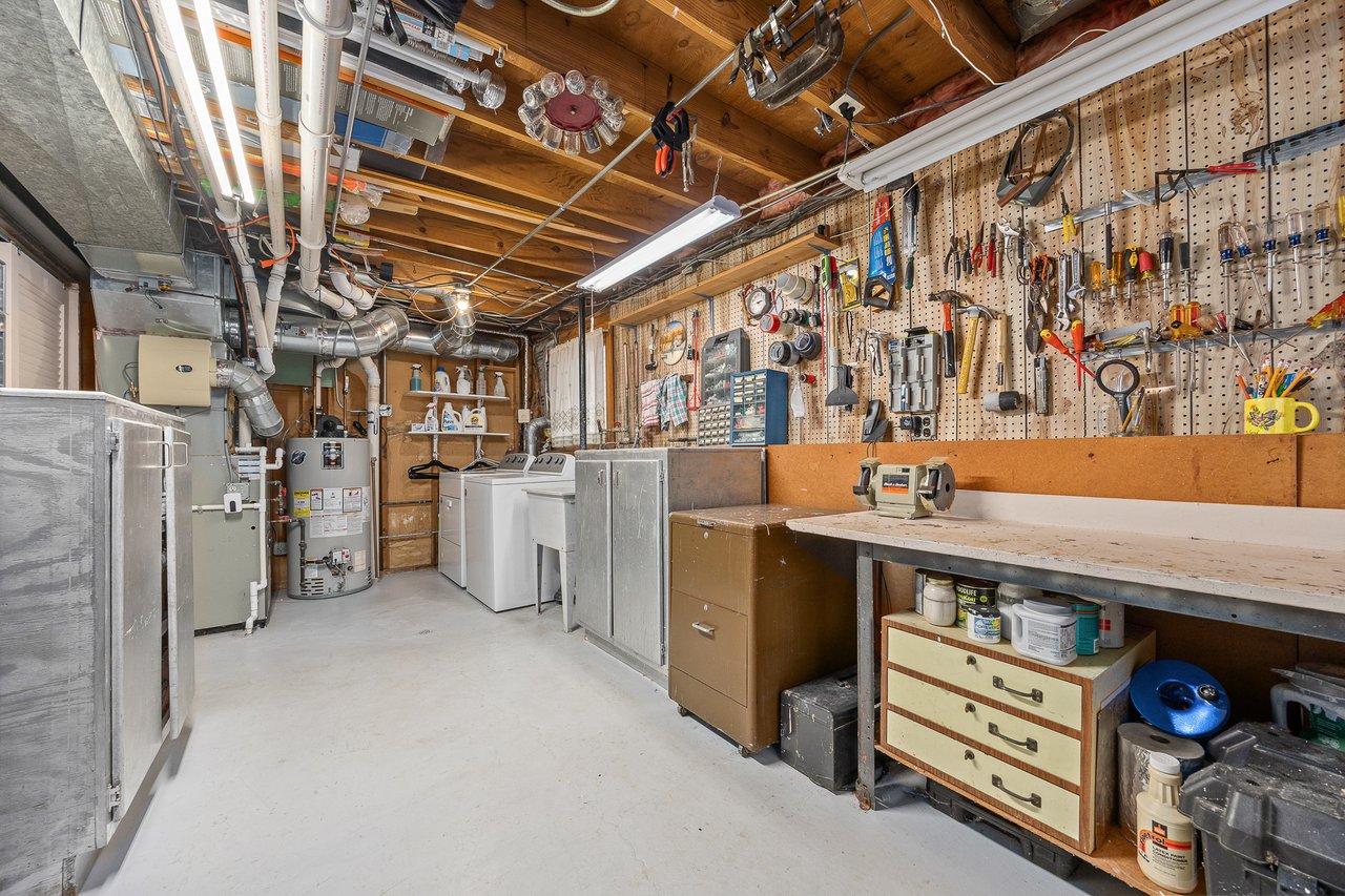 8000 Oakview Lane, Woodridge