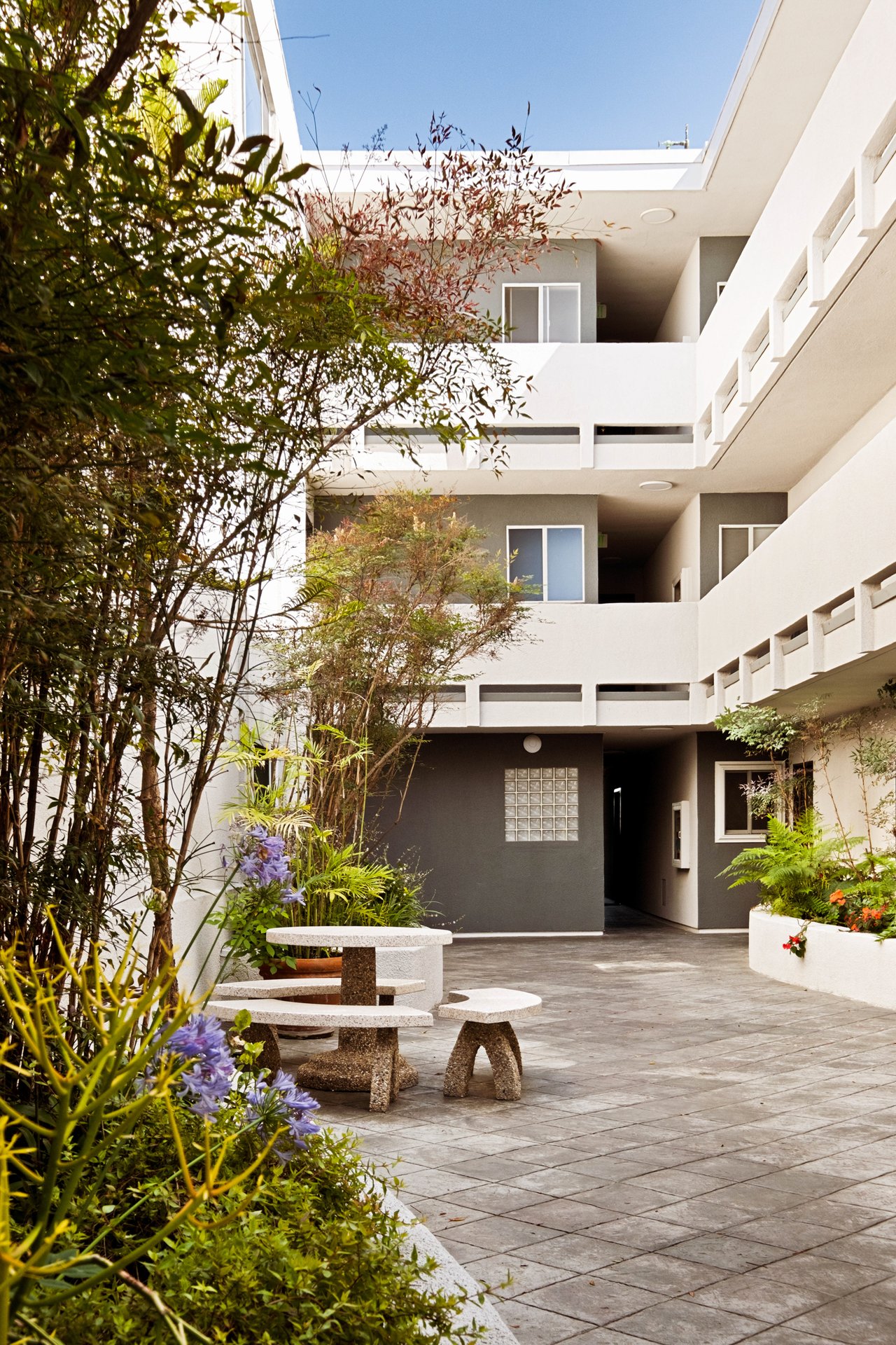  446 San Vicente Blvd #304, North of Montana