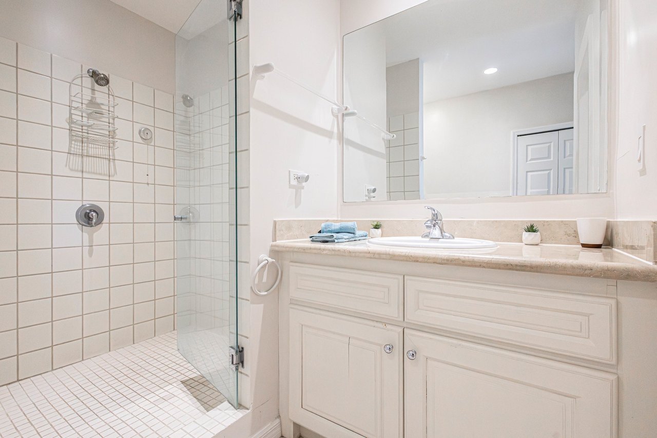 Close to Beach Luxury Two Bedroom Condo