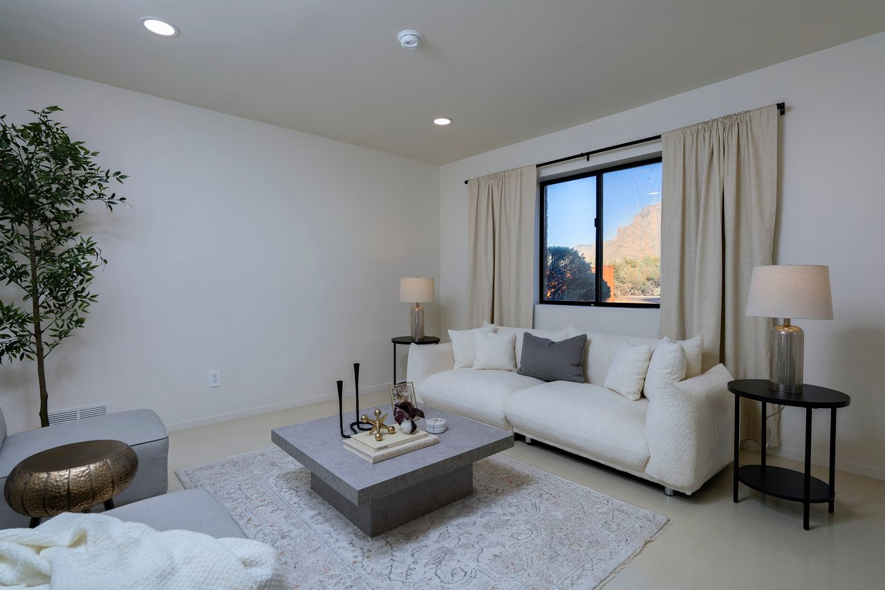 1005 W Emerine Drive