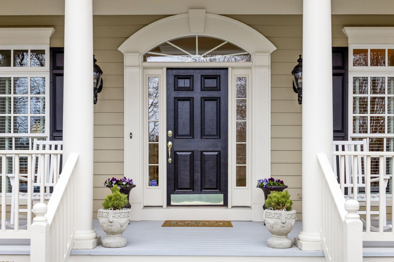 Picturesque Colonial: Located in the HEART of Raspberry Falls