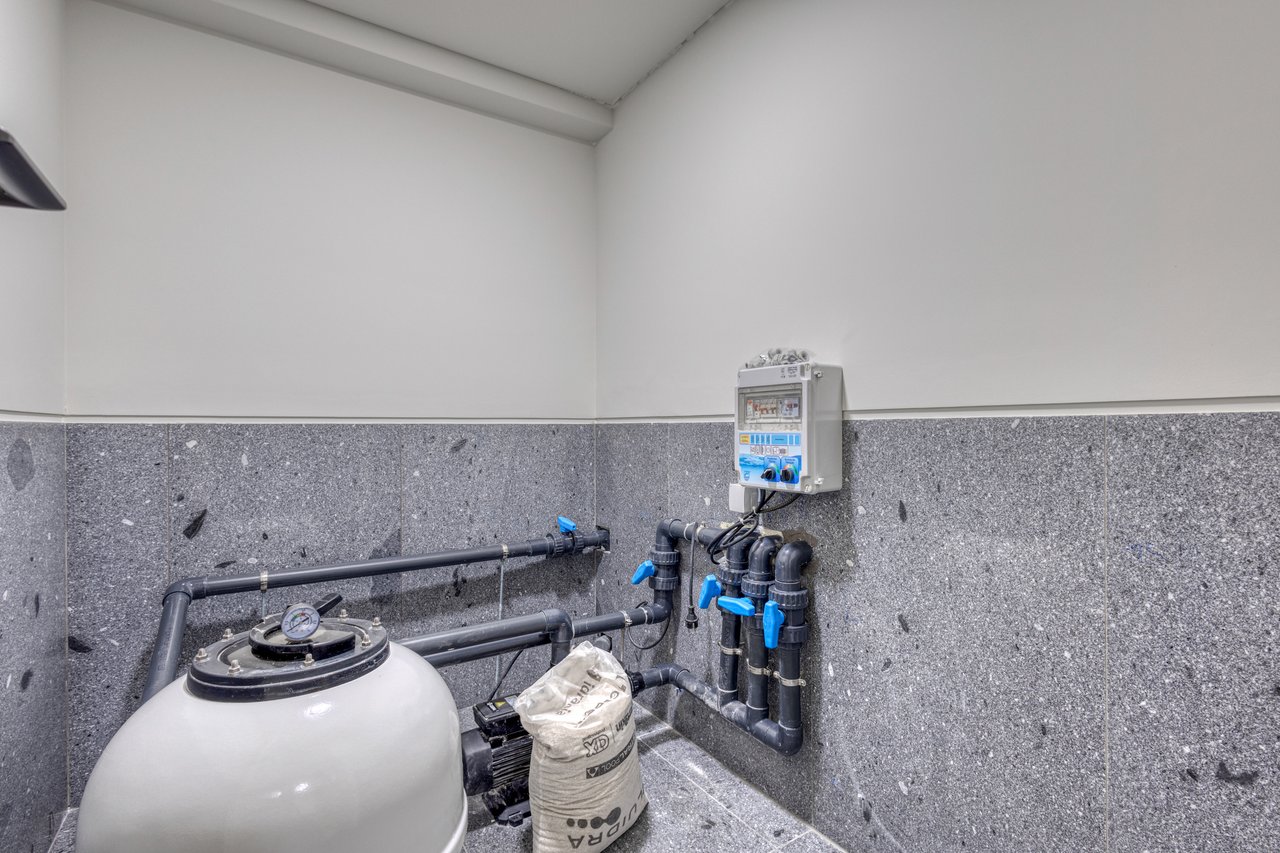 Contemporary 3-Bedroom Luxury Villa with Pool and Large Basement in Palmeira, Braga