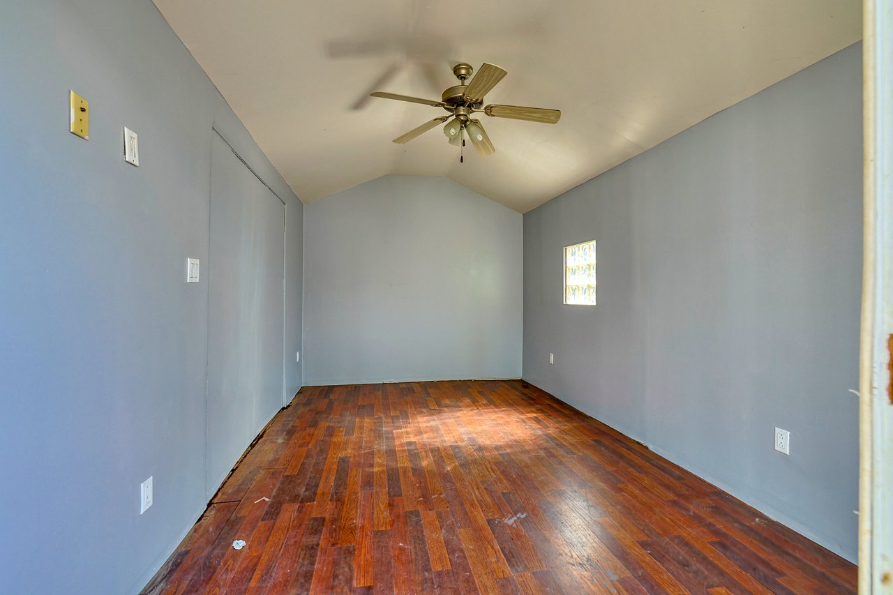 512 E Tujunga Ave