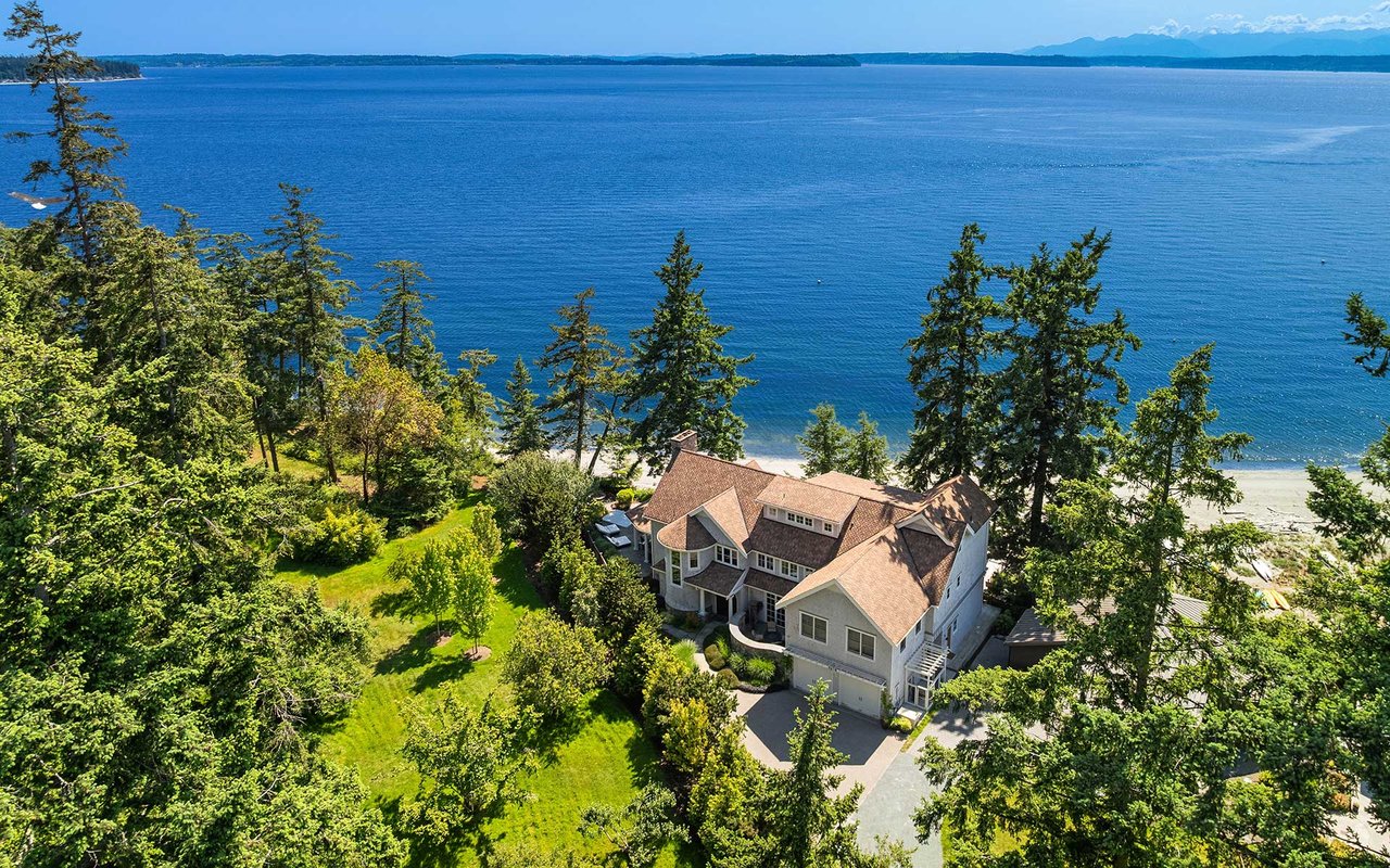 Quintessential Coastal Living on Mutiny Bay