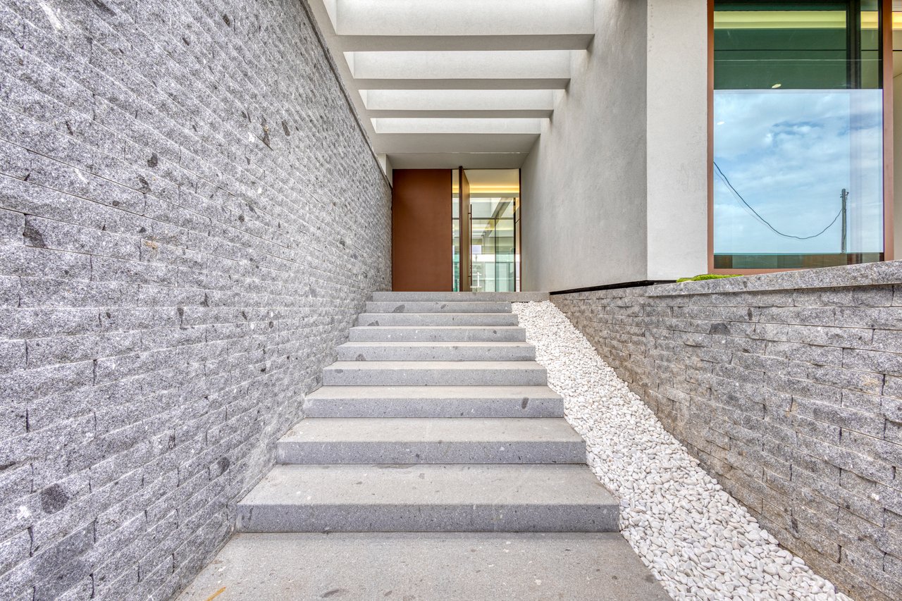 Contemporary 3-Bedroom Luxury Villa with Pool and Large Basement in Palmeira, Braga