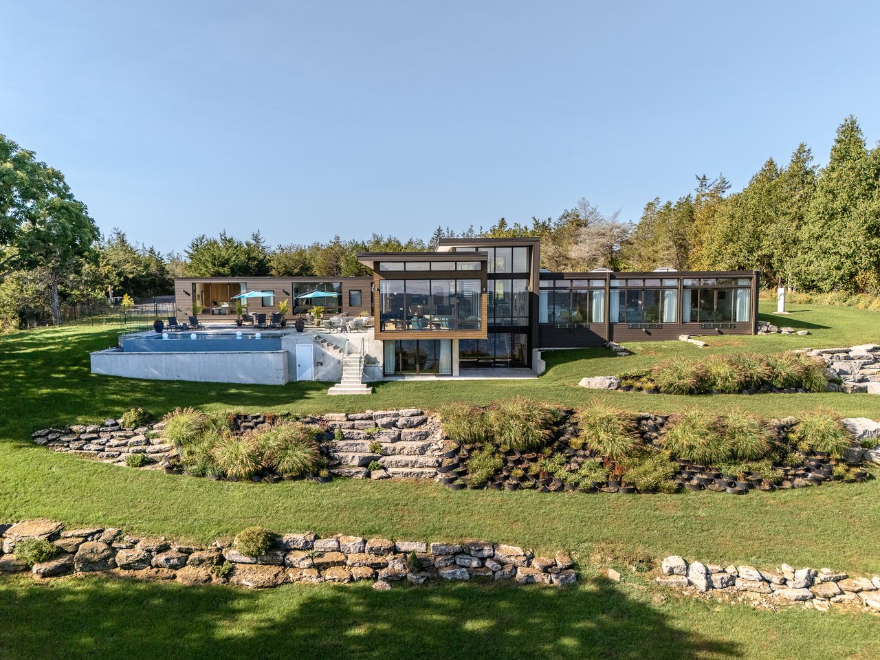 Tour a Bauhaus-Inspired Lake House on Ontario’s Prince Edward Bay