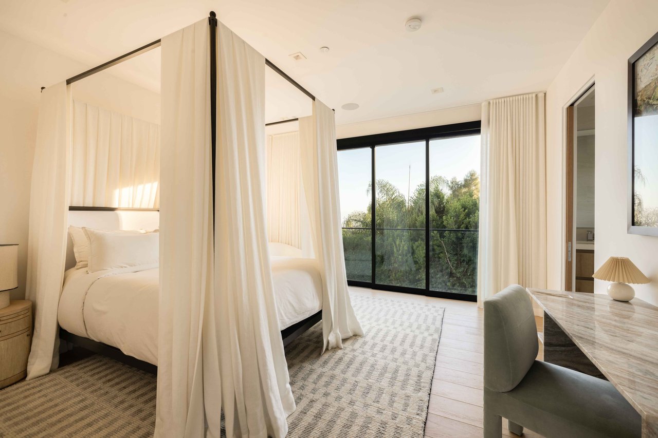 815 N Tigertail Rd, Brentwood