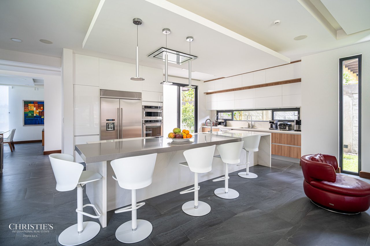 Modern Elegance with Panoramic Views – Exclusive Las Gemas Residence