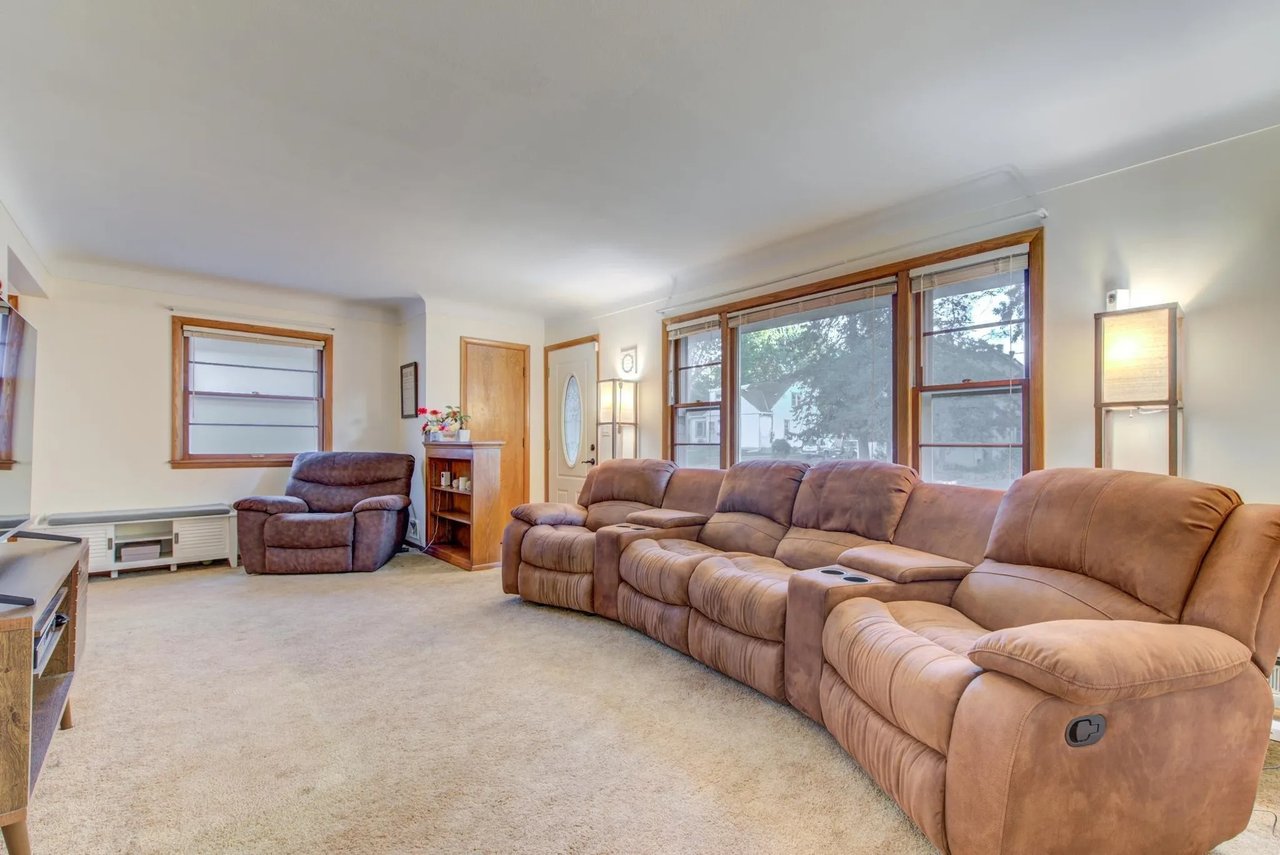 1021 43rd Ave NE