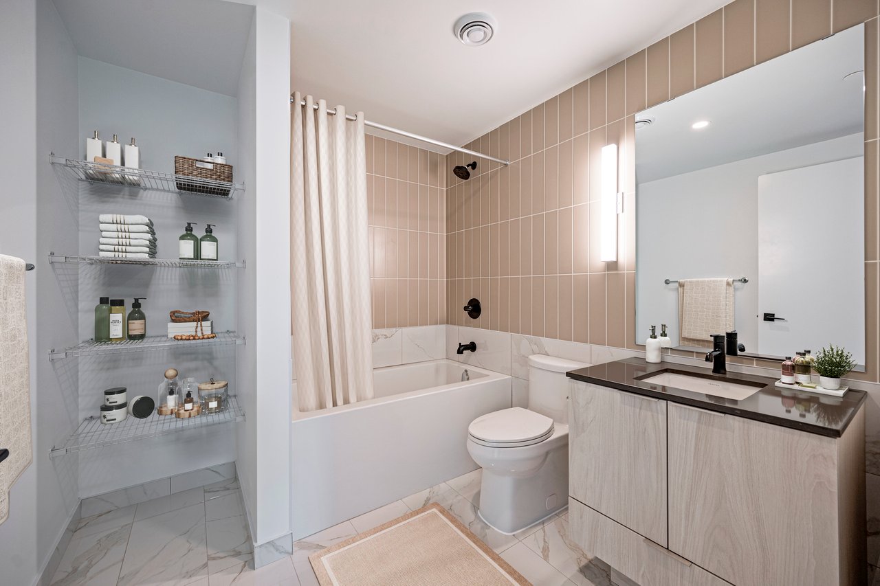 327 King Street W, Toronto C01 Unit: 3806