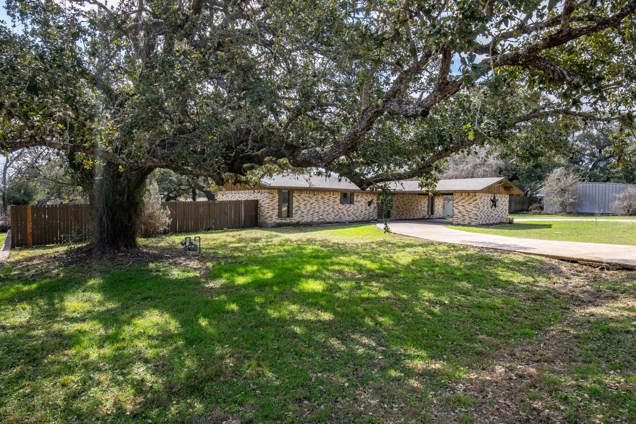 613 W Oak | 3 BR 2 BTH | Goliad, TX