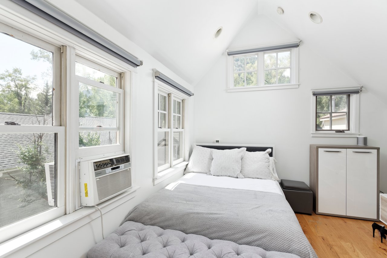 Charming Victorian Carriage House