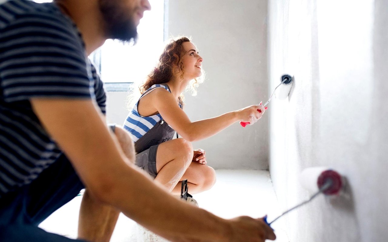 Should You Hire a Contractor or Do It Yourself?