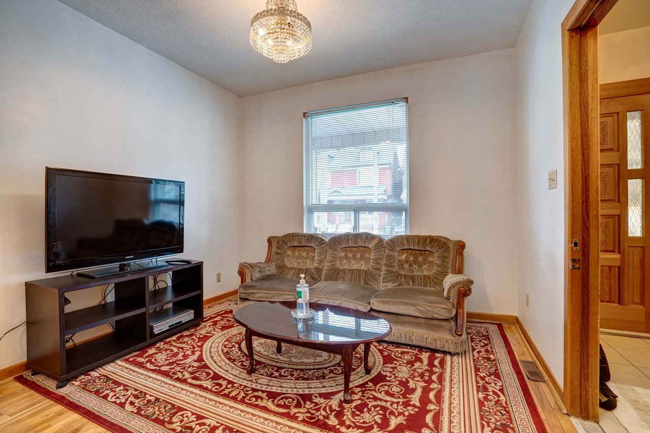 528 Carlaw Ave