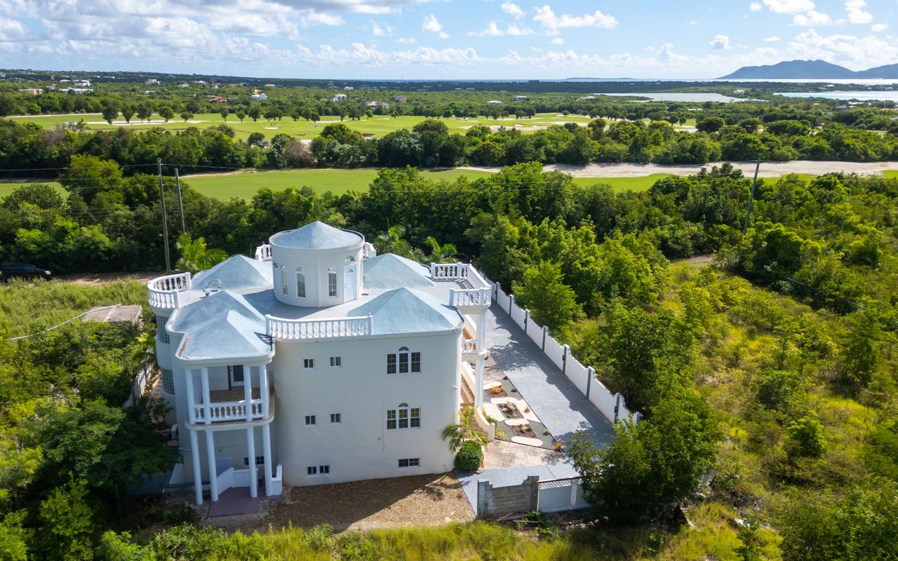 Resort Edge Villa / Les Sotto Voce