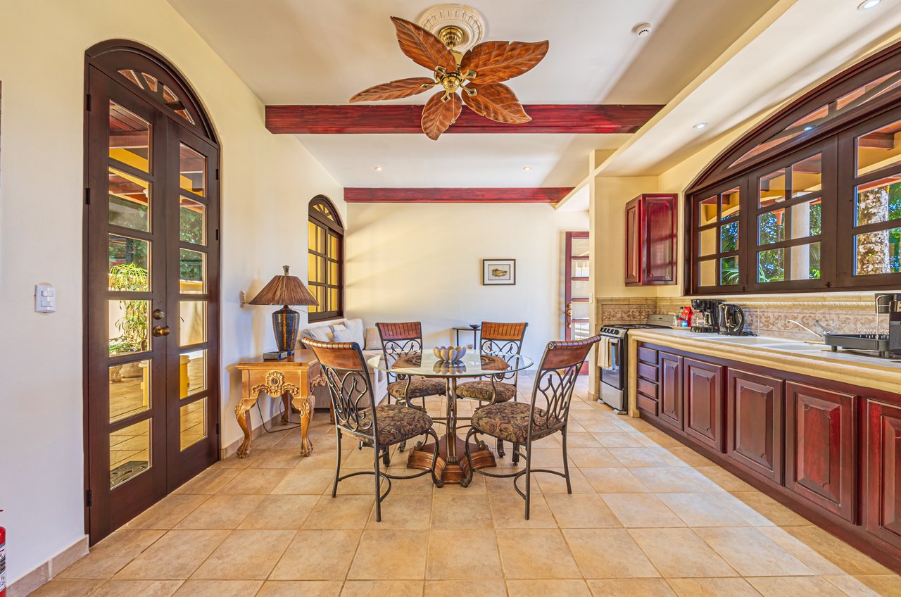 Nido Escondido, Playa Dominical