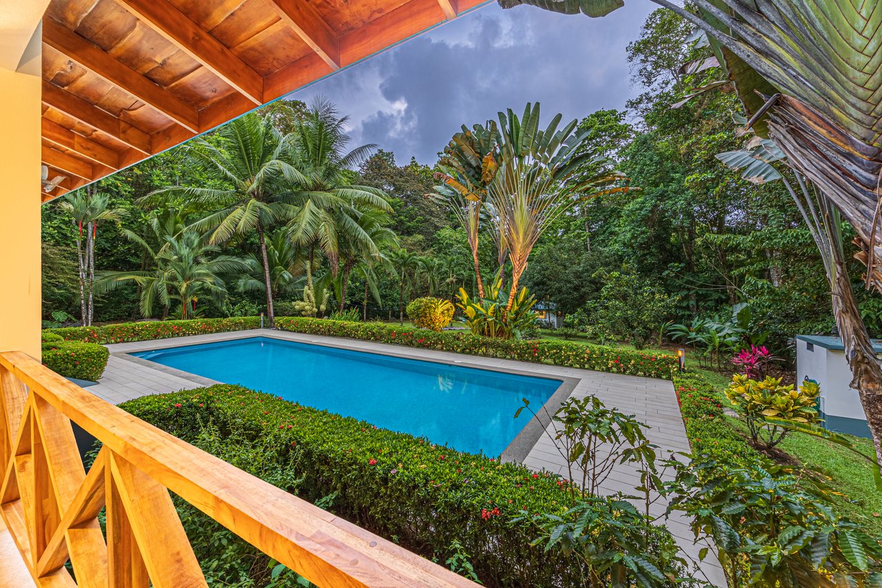  Luxury Homestead  Conveniently Located