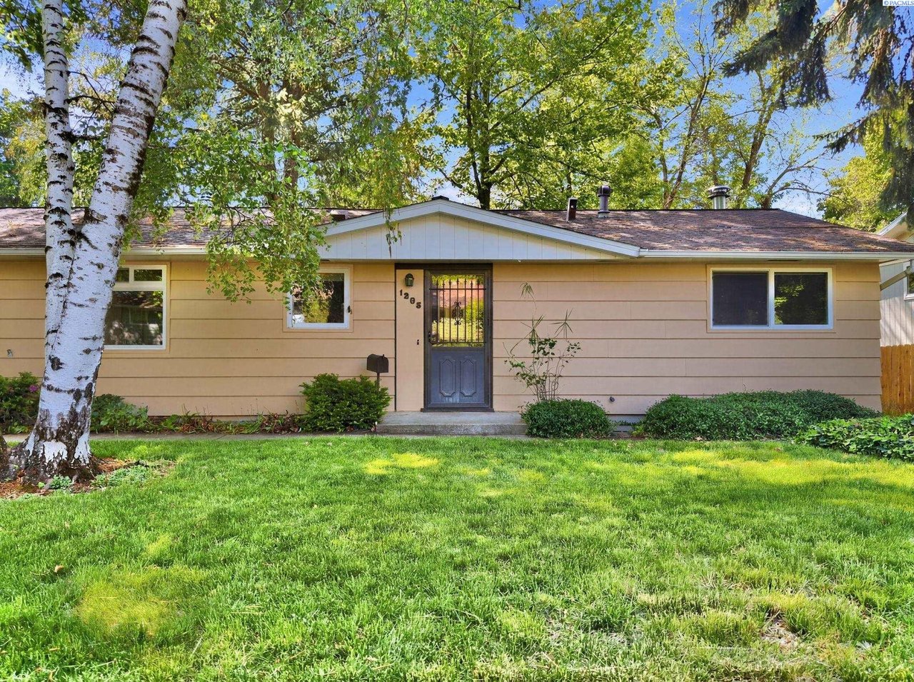 Mid-century home at 1305 NW Haven Circle in Pullman WA located in the Military Hill neighborhood.