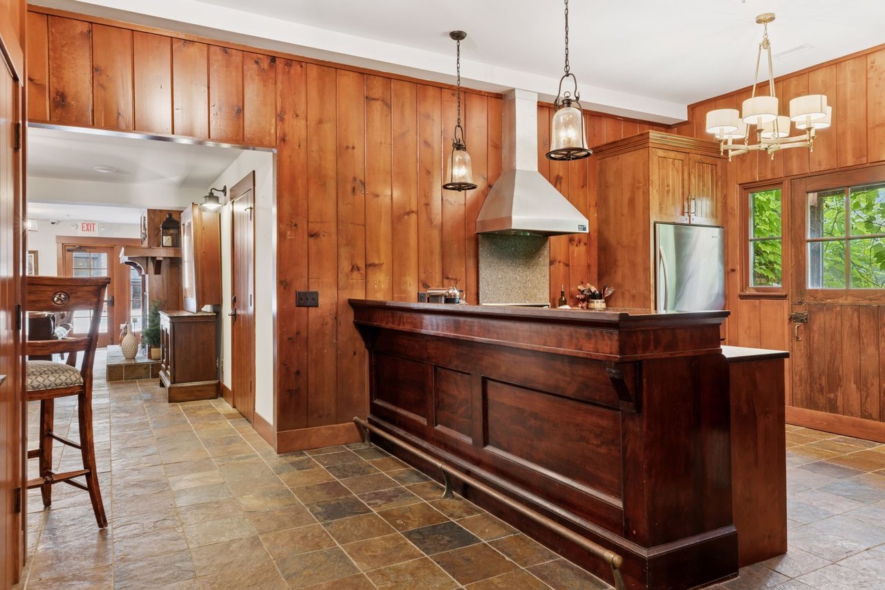 405 Carpenters Point, Wayzata