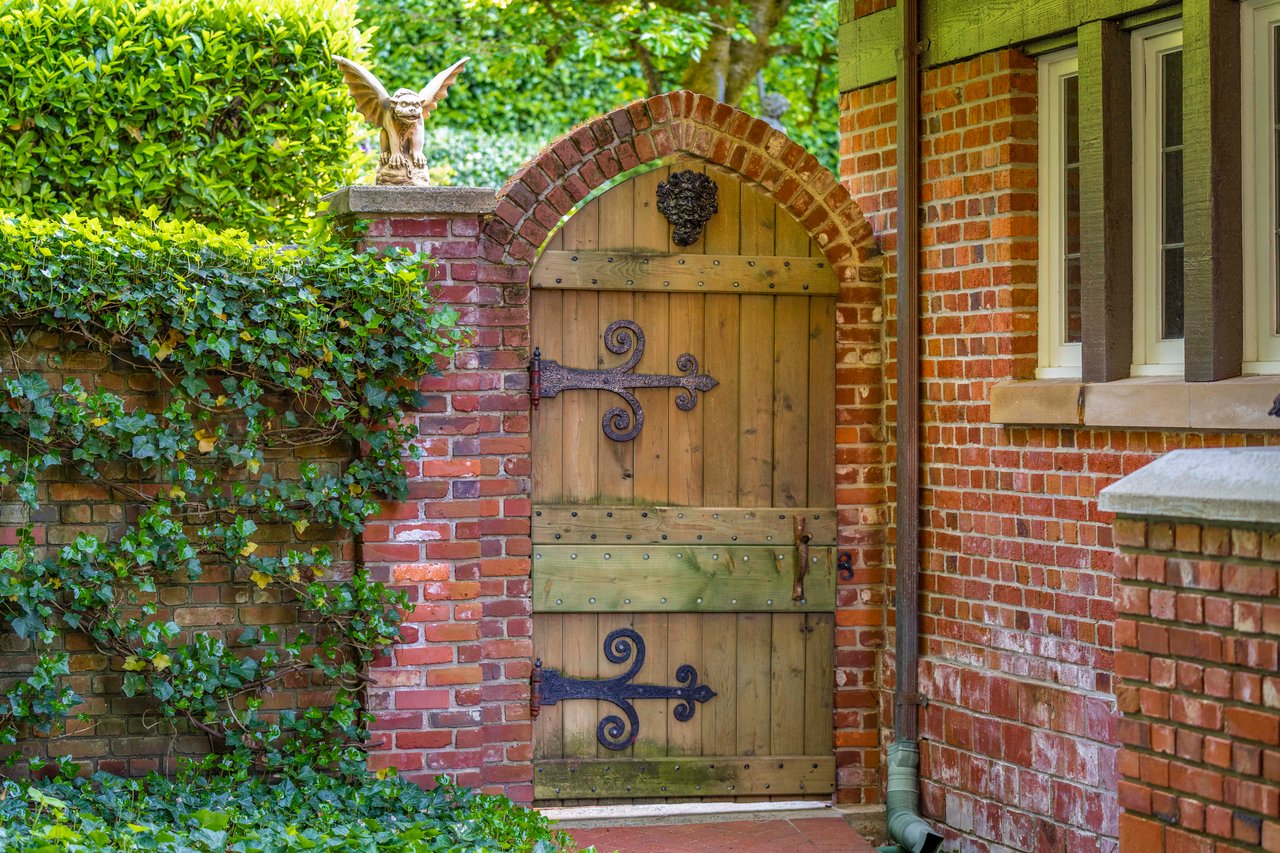 4 Thornewood Lane SW