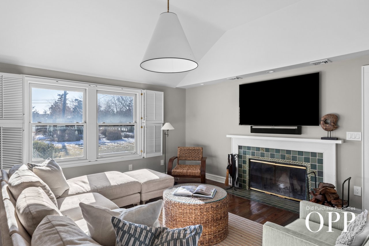 CHARMING SUMMER RETREAT WITH GARDENS & BAY BREEZES