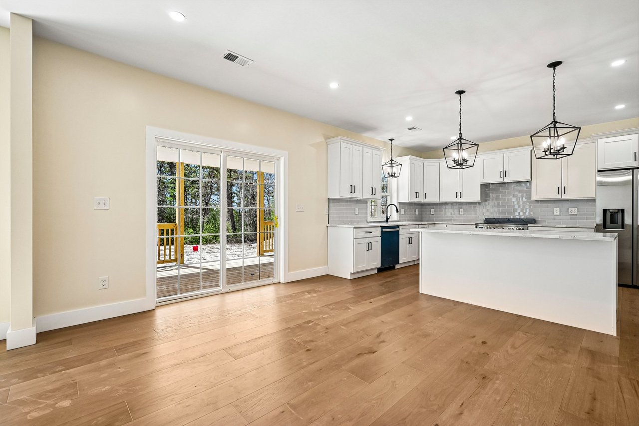 33 Seabiscuit Dr, Plymouth, MA 02360