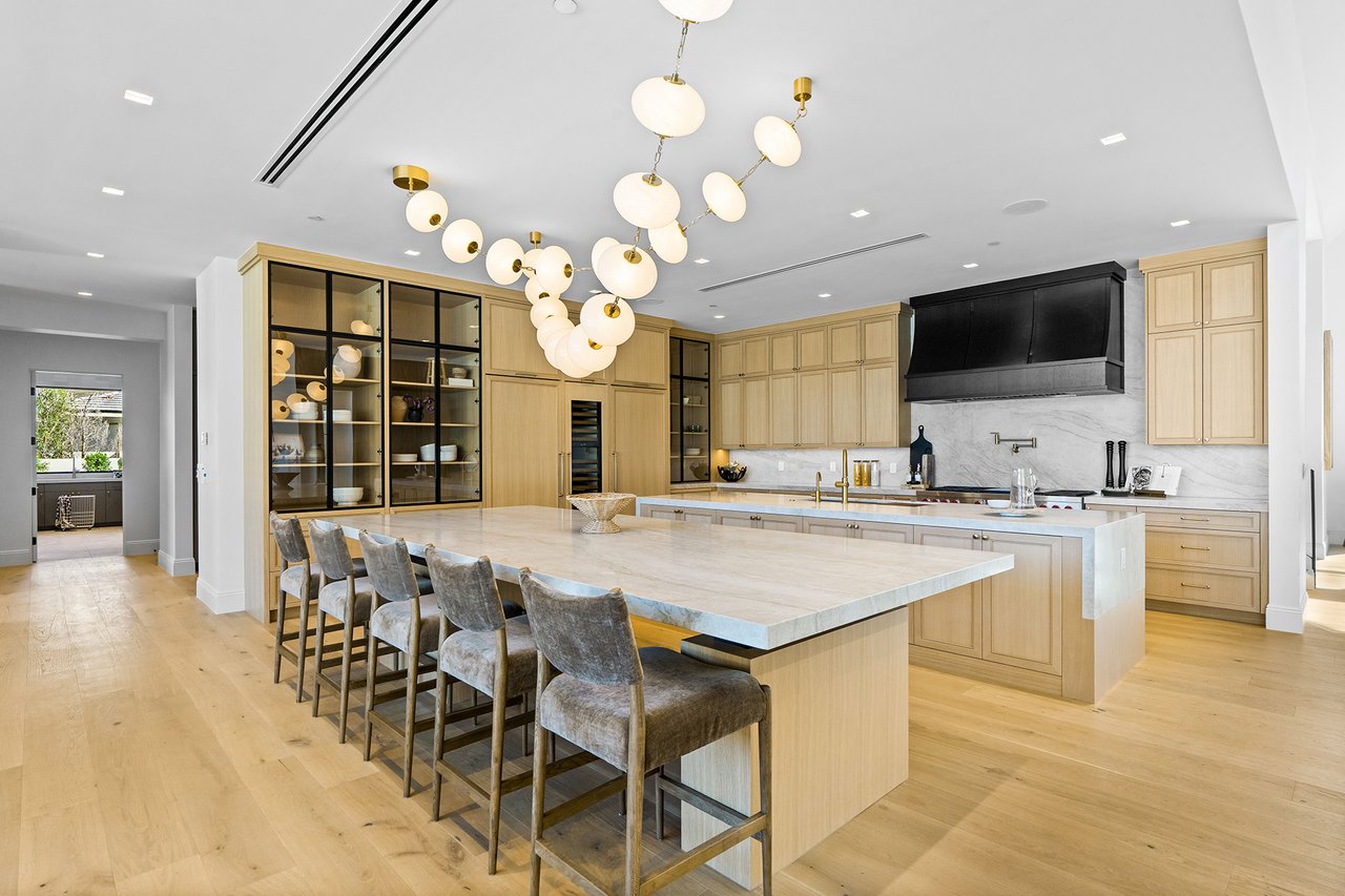 6230 E HILLCREST Boulevard