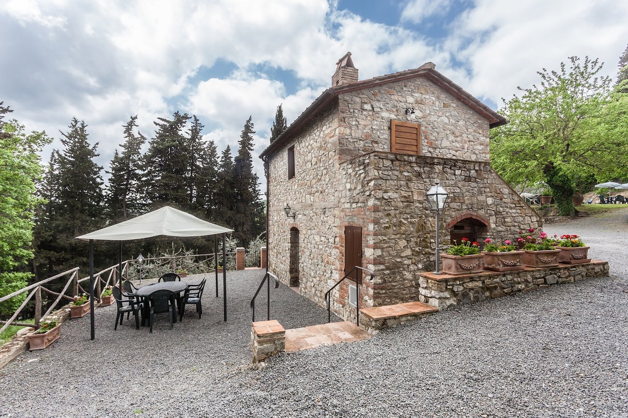 High End Country Villa With Apartments