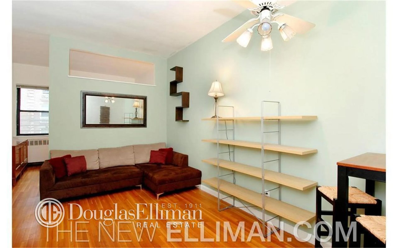 230 East 52nd Street Unit: 4A
