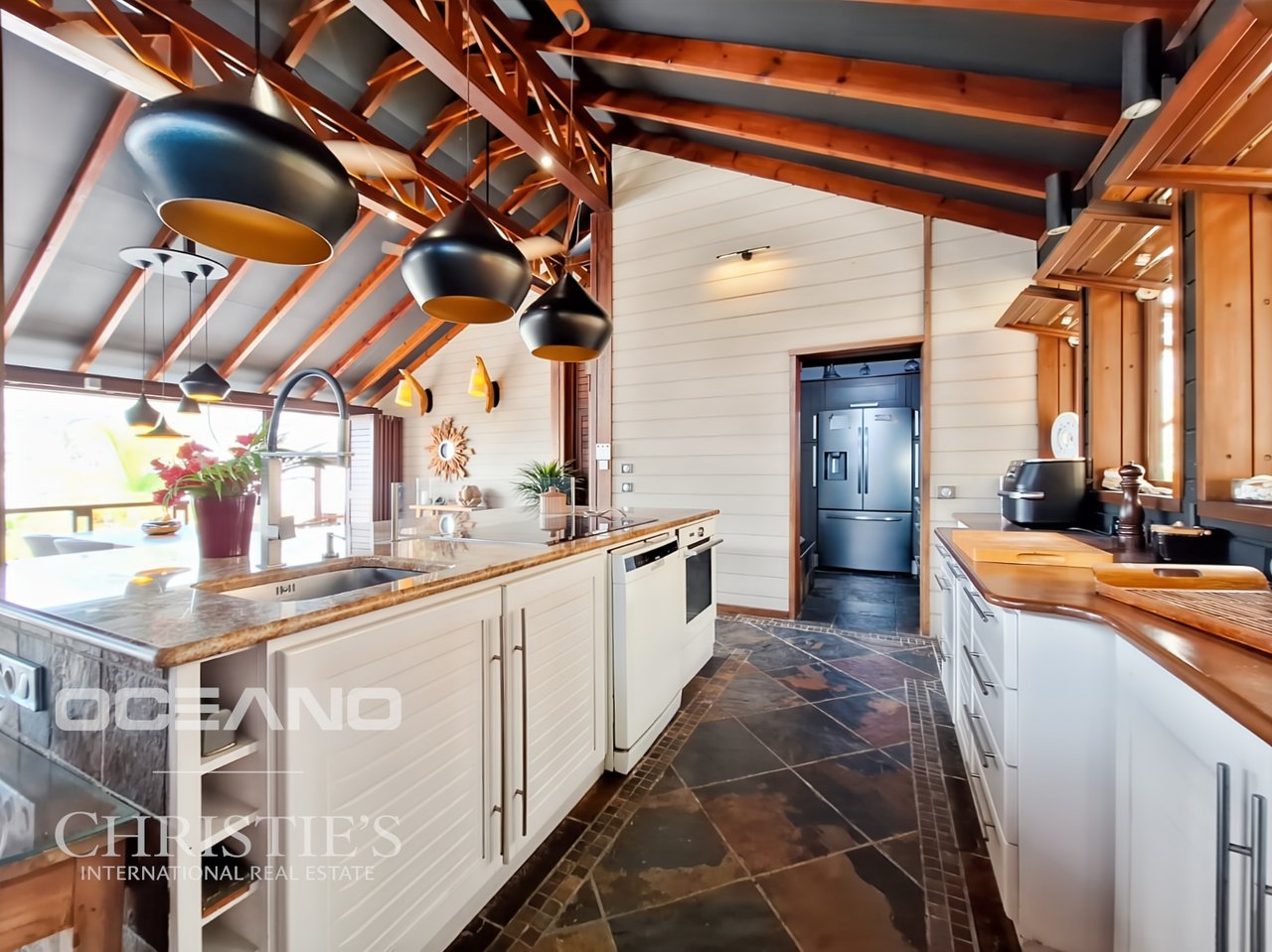 Magnificent sea-view villa + 3 bungalows