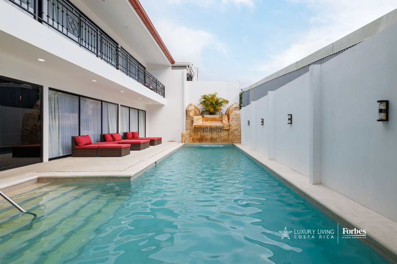 21472 - Fully Furnished Turnkey Luxury Beach Residence, 9 suites, 50 mts from Jaco Beach