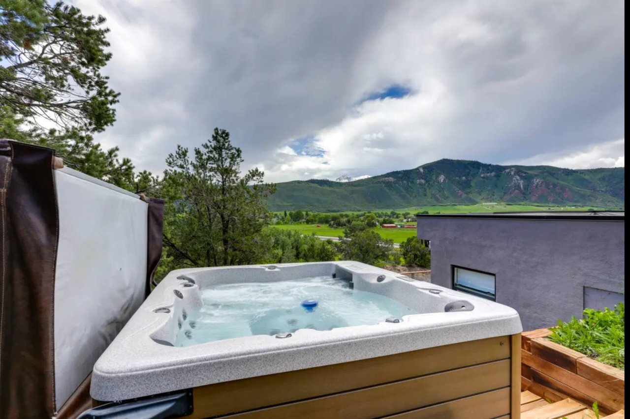 Spacious Mountain Retreat Nestled in Nature