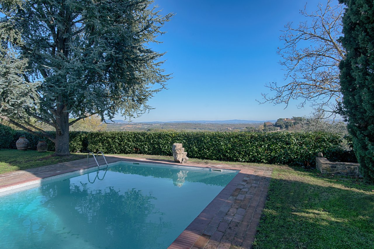 Tuscan Villa With Panoramic Country Views