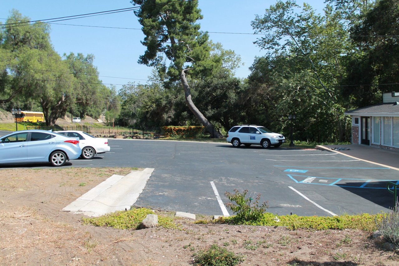 Creekside Plaza | 2809 S Mission Rd