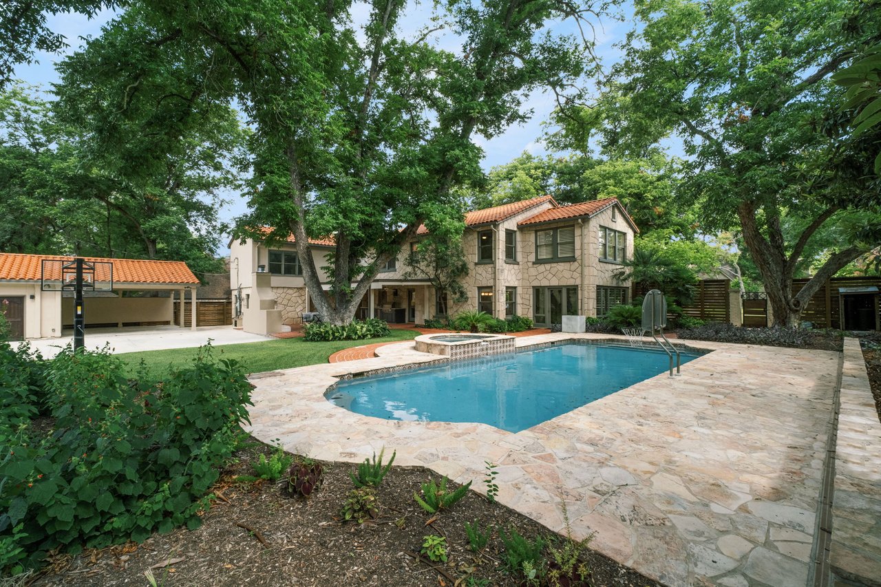Luxury Property in Olmos Park