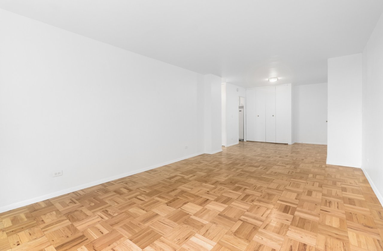 301 E 22nd Street 2R