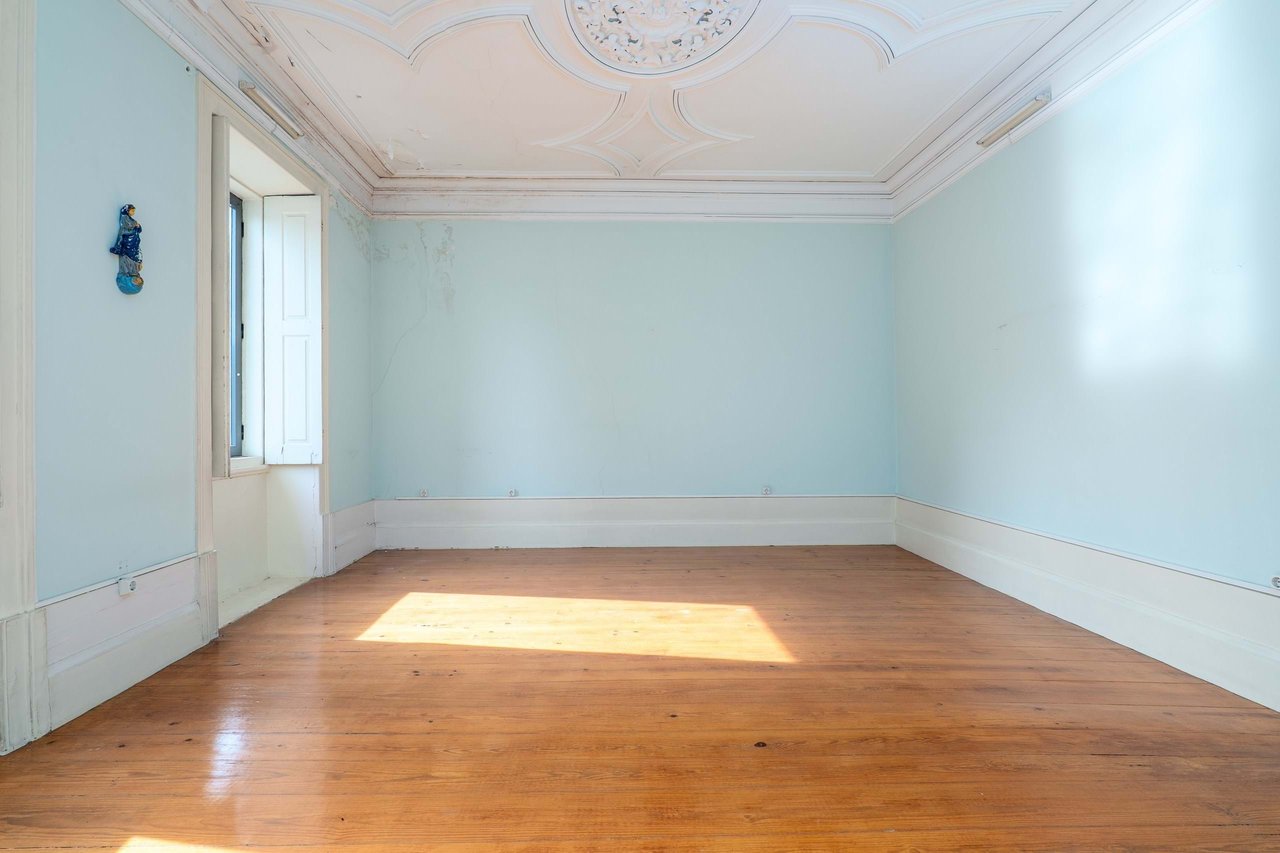 Historic Home for Restoration in Matosinhos, Porto – Prime Coastal Investment Opportunity