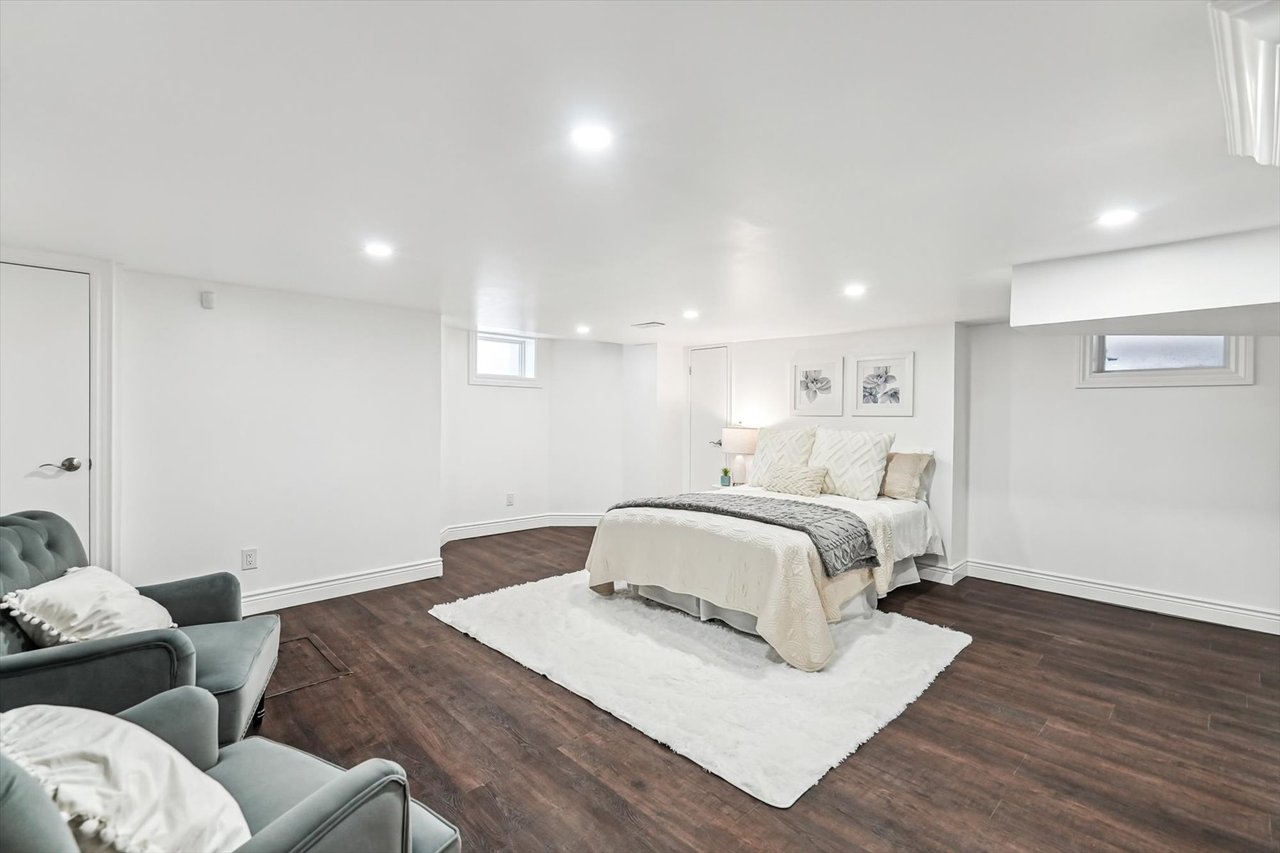 290 Bathurst St