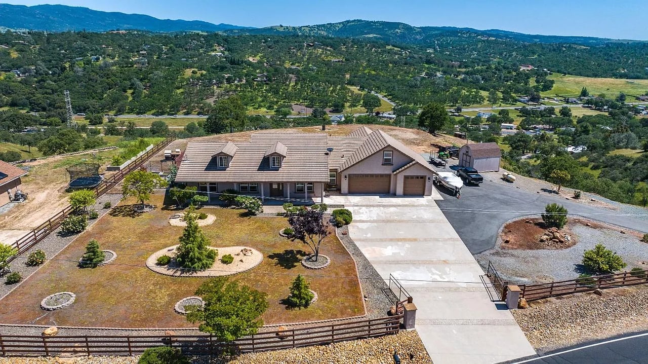3221 Crestview Dr