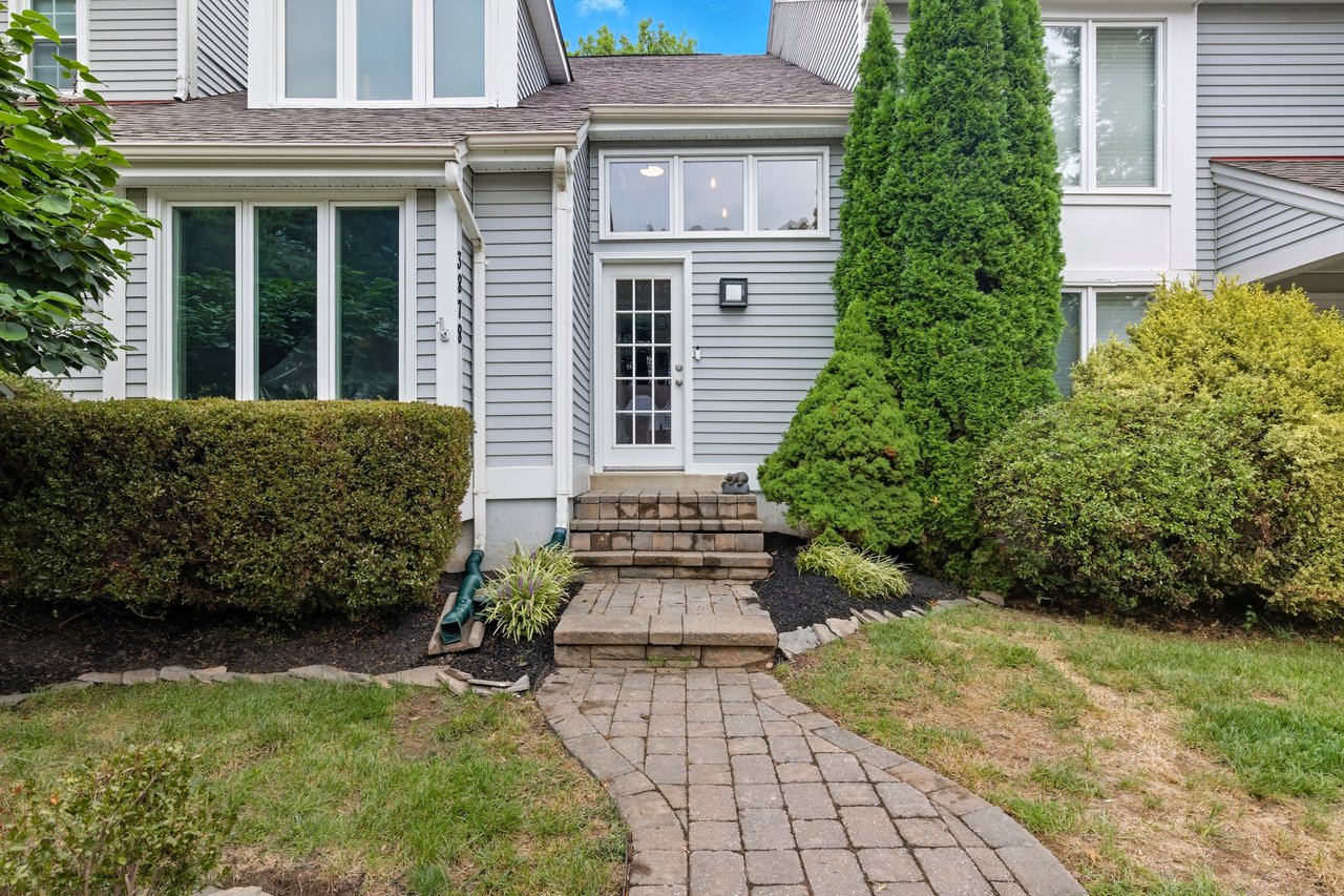 Turnkey 2 Bed Townhome plus Den & Designer Finishes 