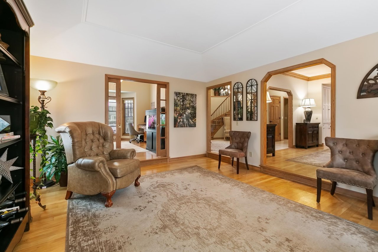 Beautifully Updated Eden Prairie Home on Quiet Cul-De-Sac!