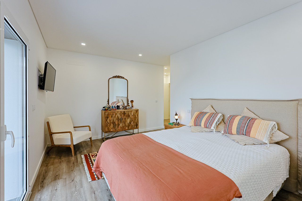 Modern 2-Bed, 2-Bath Apartment in Central Marinha Grande – Near Nazaré