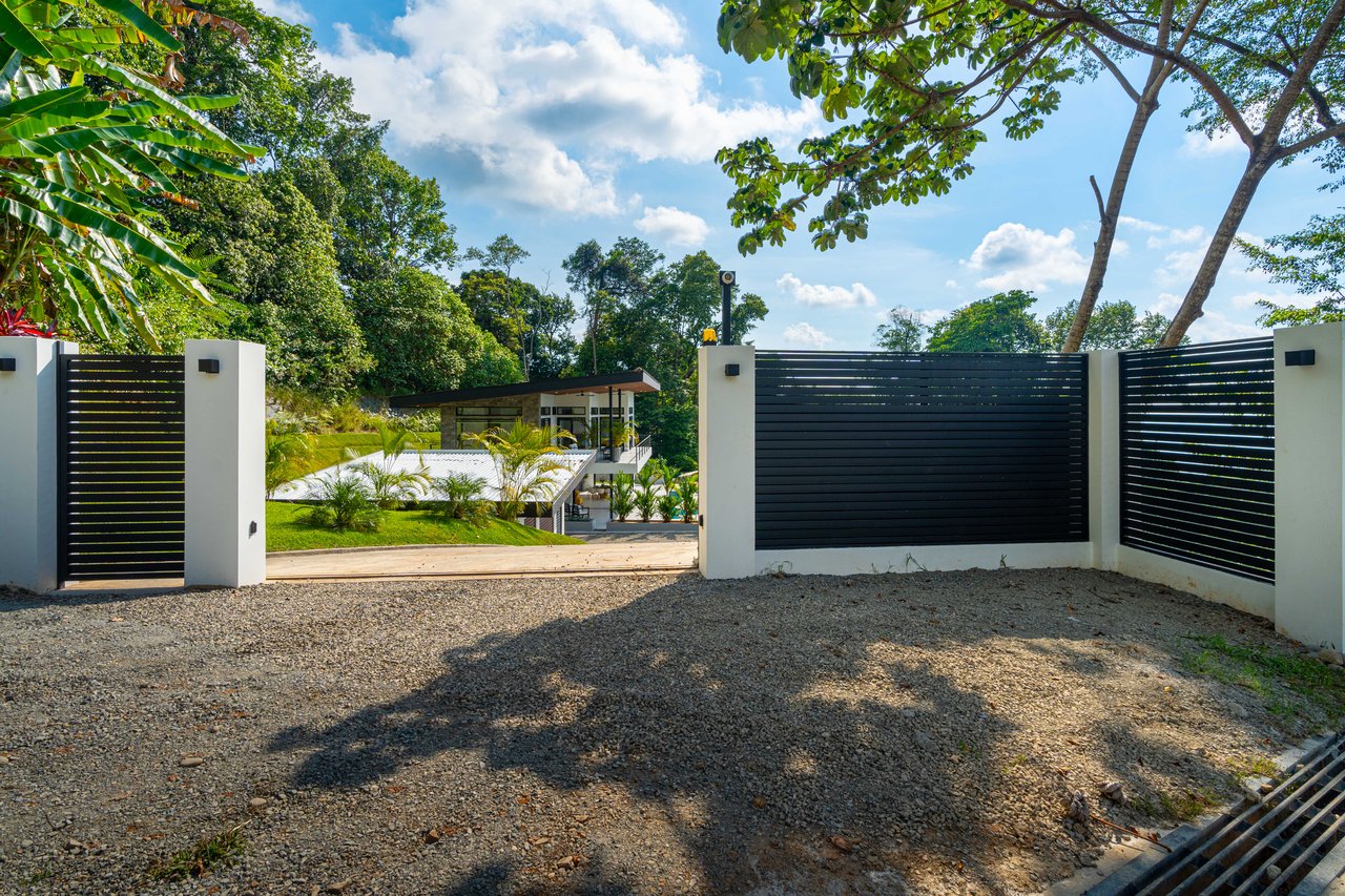 Luxury 4-Bed Home with Ocean & Jungle Views in Ojochal