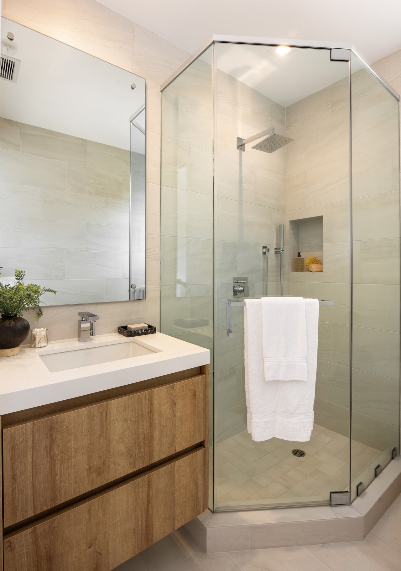 815 N Tigertail Rd, Brentwood