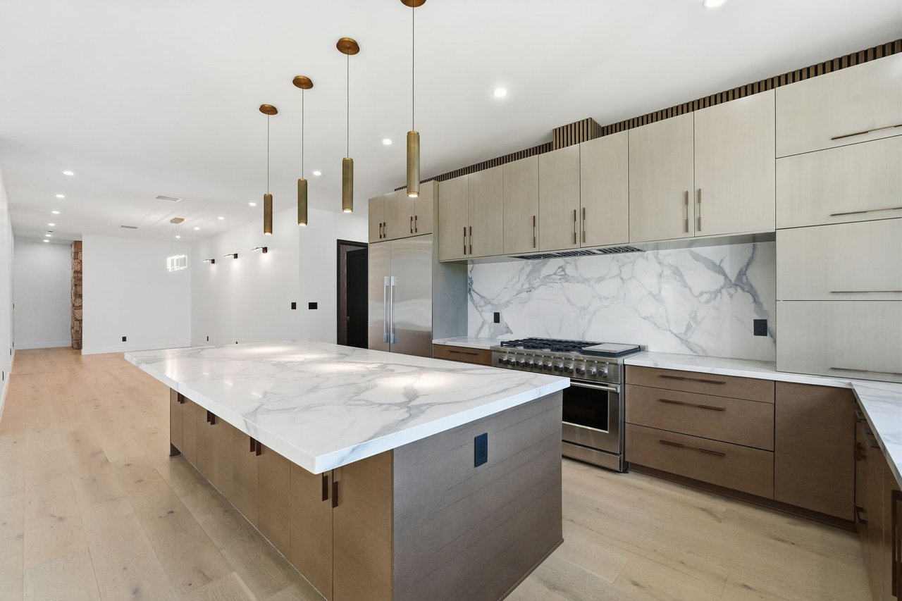 3106 N VALENCIA Lane